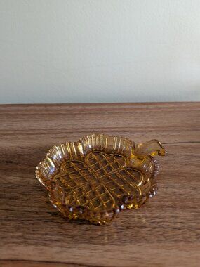4/$25 AMBER GLASS VINTAGE SHAMROCK TRINKET DISH